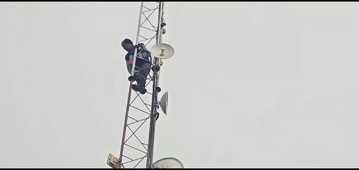 पंचर की दुकान चलाने वाला व्यक्ति पेट्रोल की बोतल लेकर मोबाइल टॉवर पर चढ़ा,पुलिस समझाने में जुटी