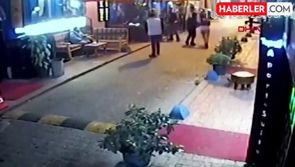 Taksim'de alkollü iki kadının kavgasını güçlükle ayırdılar; o anlar kamerada