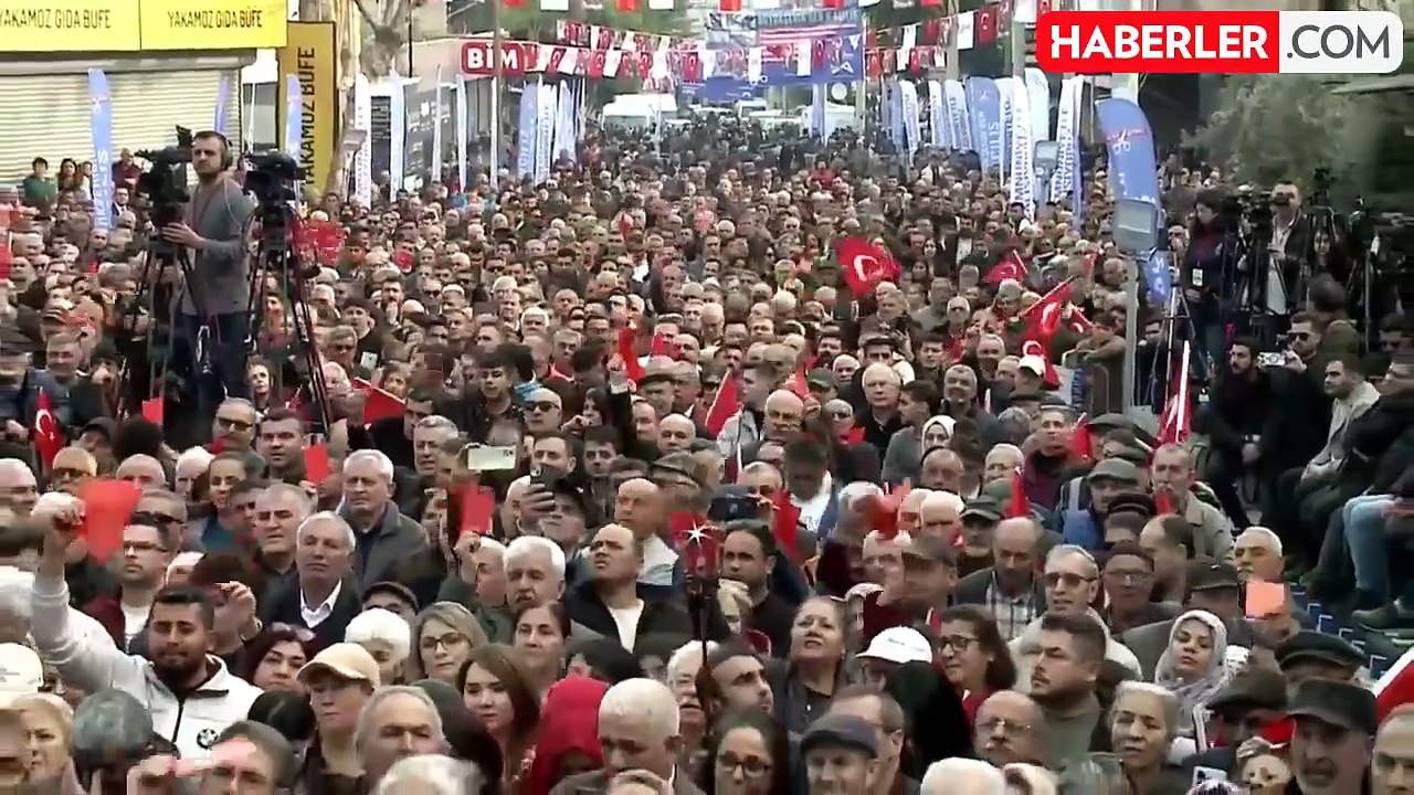 Özel'den "büyük sürprizi" kırmızı karta yönelik eleştirilere yanıt