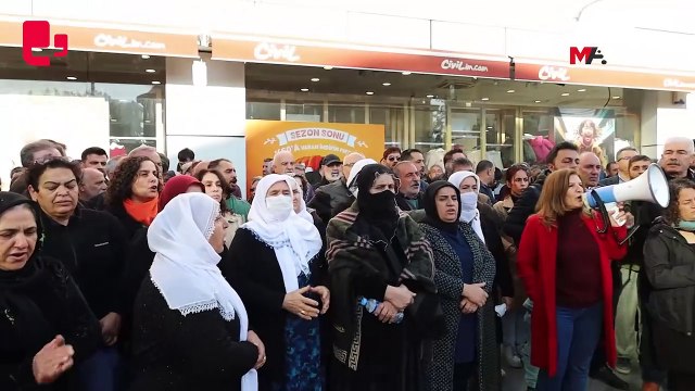 DEM Parti'nin çağrısının ardından halk Akdeniz Belediyesi'nin önünde toplandı