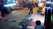 Taksim'de alkollü iki kadının kavgasını çevredekiler güçlükle ayırdı