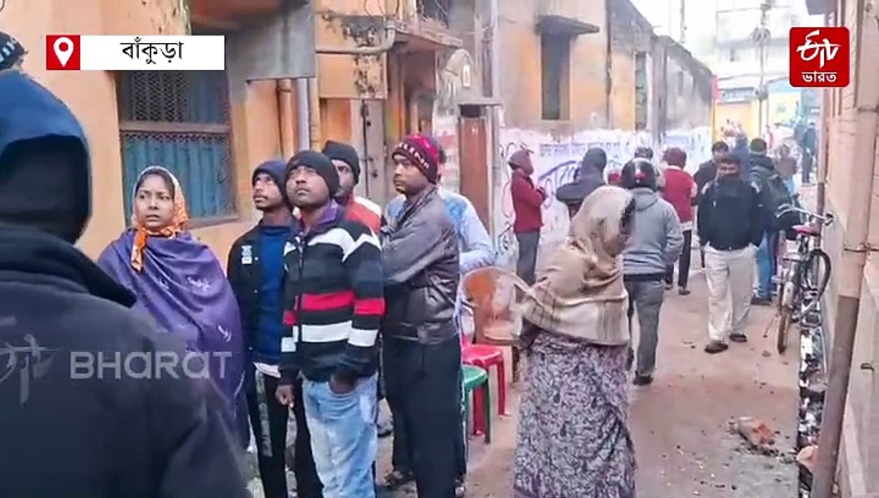 মাঝরাতে সিলিন্ডার বিস্ফোরণে বাড়িতে আগুন ! বাঁক...