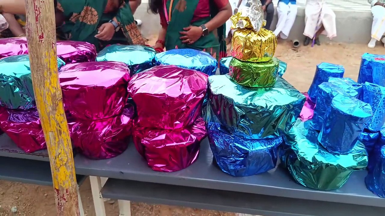 பழனியில் சுப்ரமண்யா அறிவியல்  மற்றும் கலைக்கல்லூரியில் சமத்துவ பொங்கல் விழாவில் பராம்பரிய உடையுடன் மாணவ மாணவிகள் பங்கேற்று வள்ளி கும்மி ஆட்டம் வெகு விமர்சையாக நடைபெற்றது