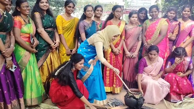 நெல்லை அரசு சித்த மருத்துவக் கல்லூரியில் தமிழர் திருநாளான பொங்கல் திருவிழா சிறப்பாக கொண்டாடப்பட்டது . விழாவில் மாணவ மாணவிகள் பாரம்பரிய உடை அணிந்து ஆட்டம் பாடத்துடன் உற்சாகமாக கொண்டாடினர்