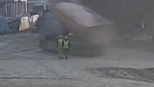 TIR'ın dorsesi devrildi, ölüm bir saniyeyle teğet geçti