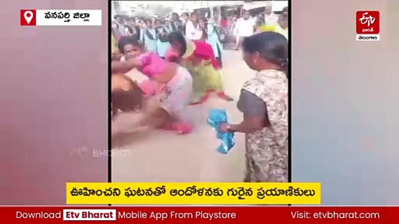 బస్సులో సీట్ల కోసం లొల్లి - జుట్లు పట్టుకుని తన్నుకున్న మహిళలు