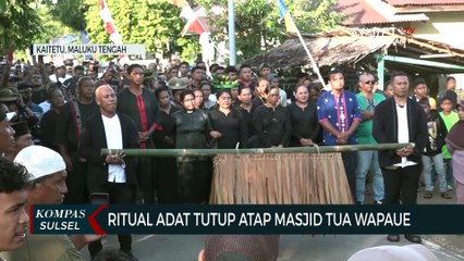 Prosesi Adat Tutup Atap Masjid Tertua Di Indonesia Timur