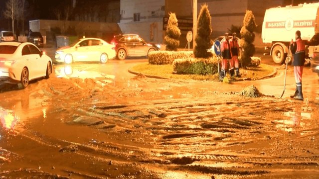 Başakşehir'de boru patladı: Caddeler göle döndü