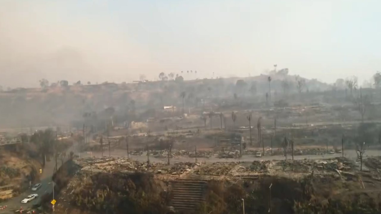 Pacific Palisades come colpita da una bomba: il video dal drone mostra la collina tutta bruciata