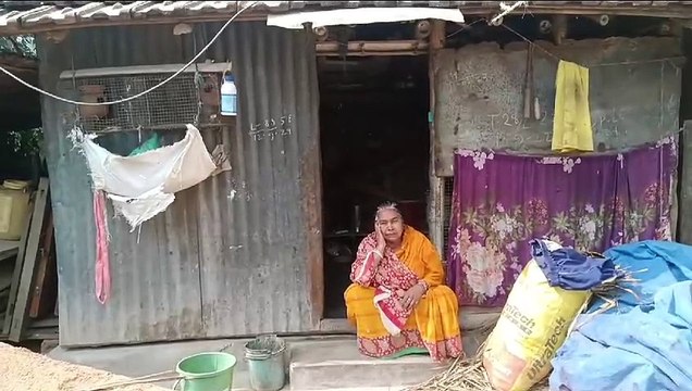 টিনের ভাঙা বাড়িতে দীর্ঘদিন ধরে বসবাস, অবশেষ ঘরের প্রথম পর্যায়ে টাকা ঢোকার কারণে সেই ঘরটি ভেঙে বিক্রি করে দেন। এরপরই আচমকা বিডিওর তরফে নোটিশ আসে ঘরের টাকা ফেরত দিতে হবে। এখন খোলা আকাশের নিচে আস্তানা