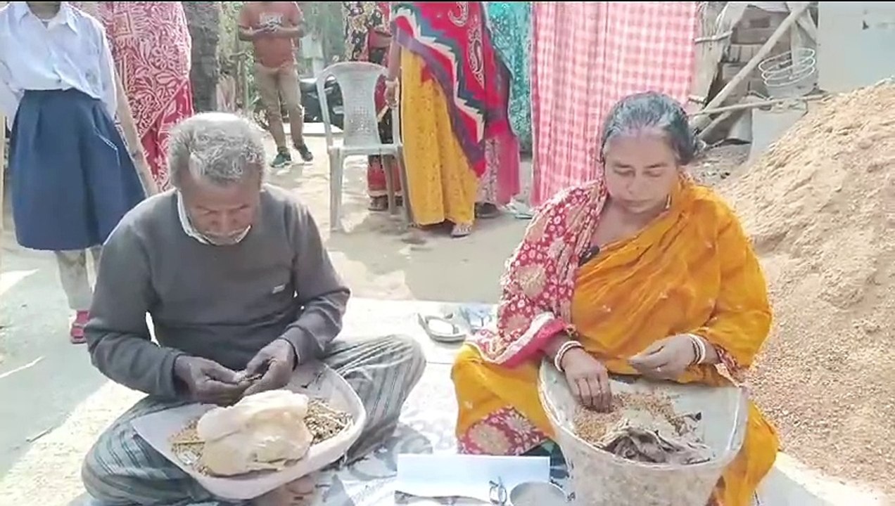 টিনের ভাঙা বাড়িতে দীর্ঘদিন ধরে  বসবাস, অবশেষ ঘ...