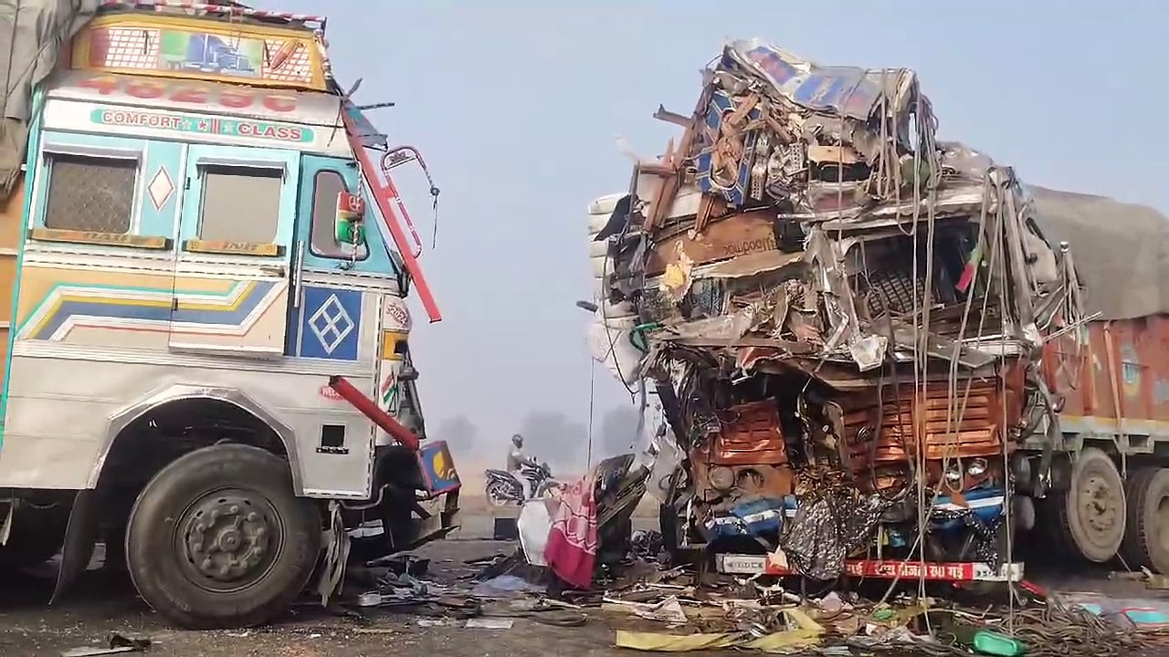 सादुलपुर मे भीषण सड़क हादसा -दो ट्रकों की आमने-सामने भिड़ंत, तीन घायल