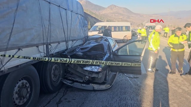 Tokat'ta feci kaza! Otomobil TIR'ın altına girdi