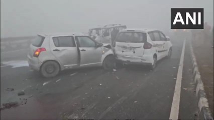 घने कोहरे के कारण दिल्ली-लखनऊ हाईवे पर कई वाहनों की टक्कर