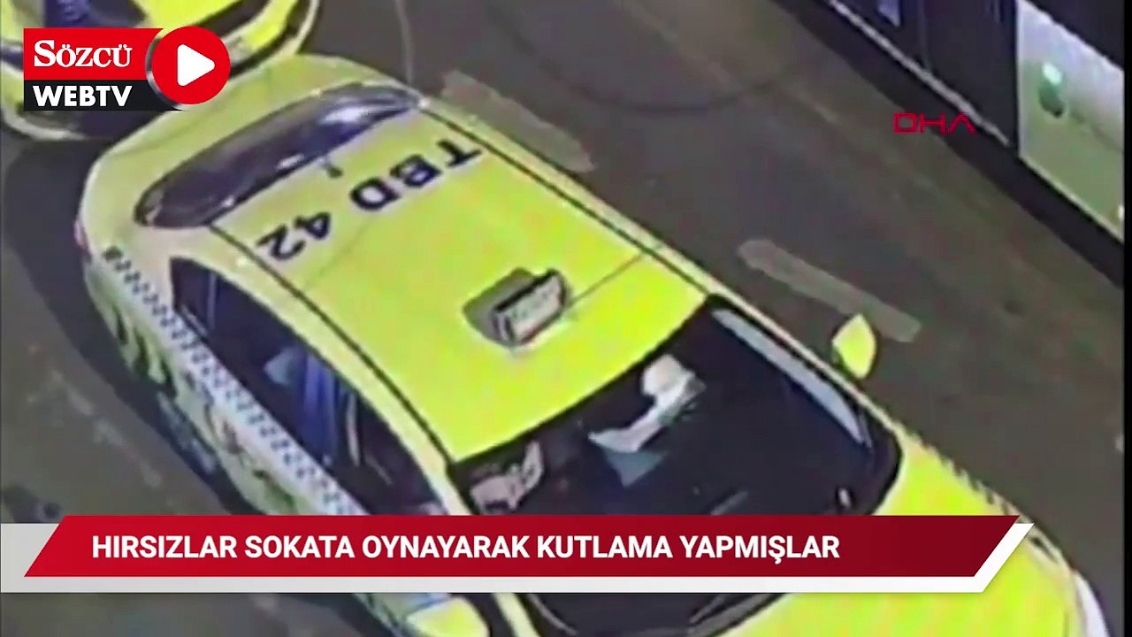 Turistlerin paralarını el çabukluğu ile çaldılar ardından sokakta oyun havasıyla eğlendiler