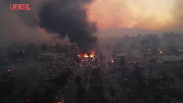 Quel che resta di Altadena dopo gli incendi a Los Angeles: la devastazione ripresa dal drone