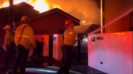 Feuerwehrleute bekämpfen weiterhin das Feuer auf dem Pacific Palisades Hill in Los Angeles