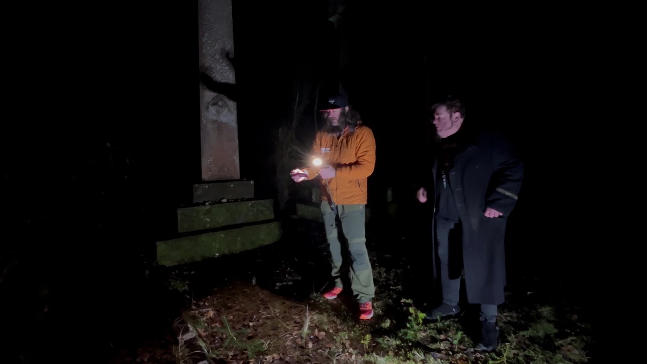 Geisterjäger behaupten, Dämonen hätten mit ihnen gesprochen, während sie auf einem gruseligen Friedhof filmten