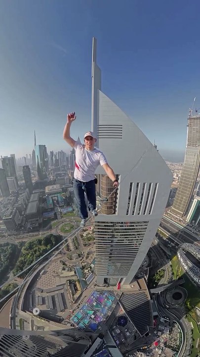 Slackliner walks on rope between Dubai's Jumeirah Emirates Towers
