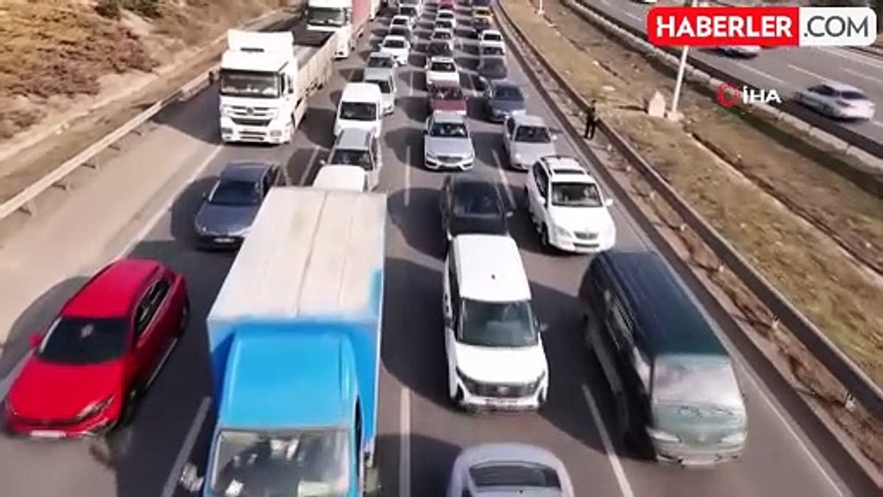 Hafriyat Kamyonu Akaryakıt Yüklü Tıra Çarptı, Mazot Yere Döküldü