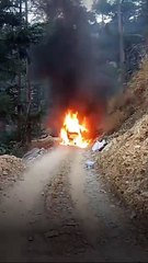 देखते ही देखते आंखों के सामने ही जल गई गाड़ी‌