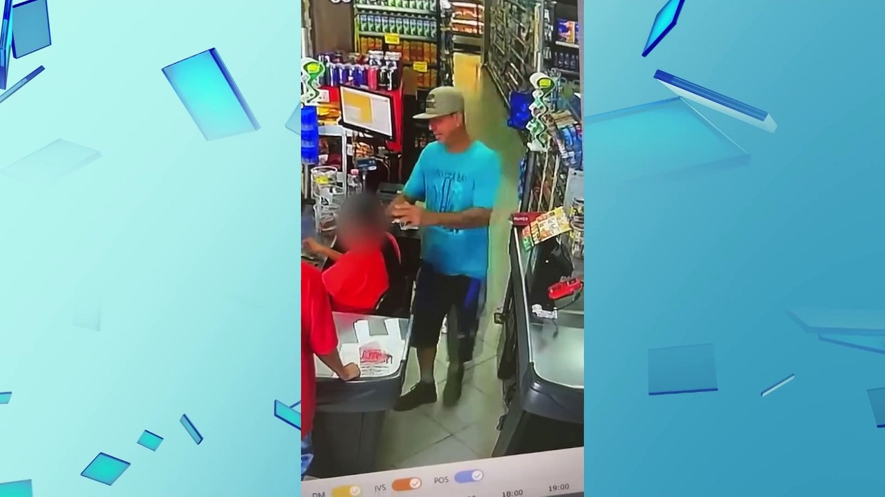 Criminoso assalta supermercado e coloca faca no pescoço de funcionário; veja vídeo