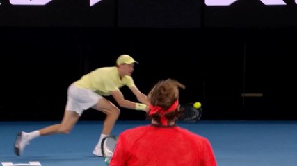 VIDEO Sinner, passante di rovescio da urlo contro Tsitsipas: gli highlights del match esibizione