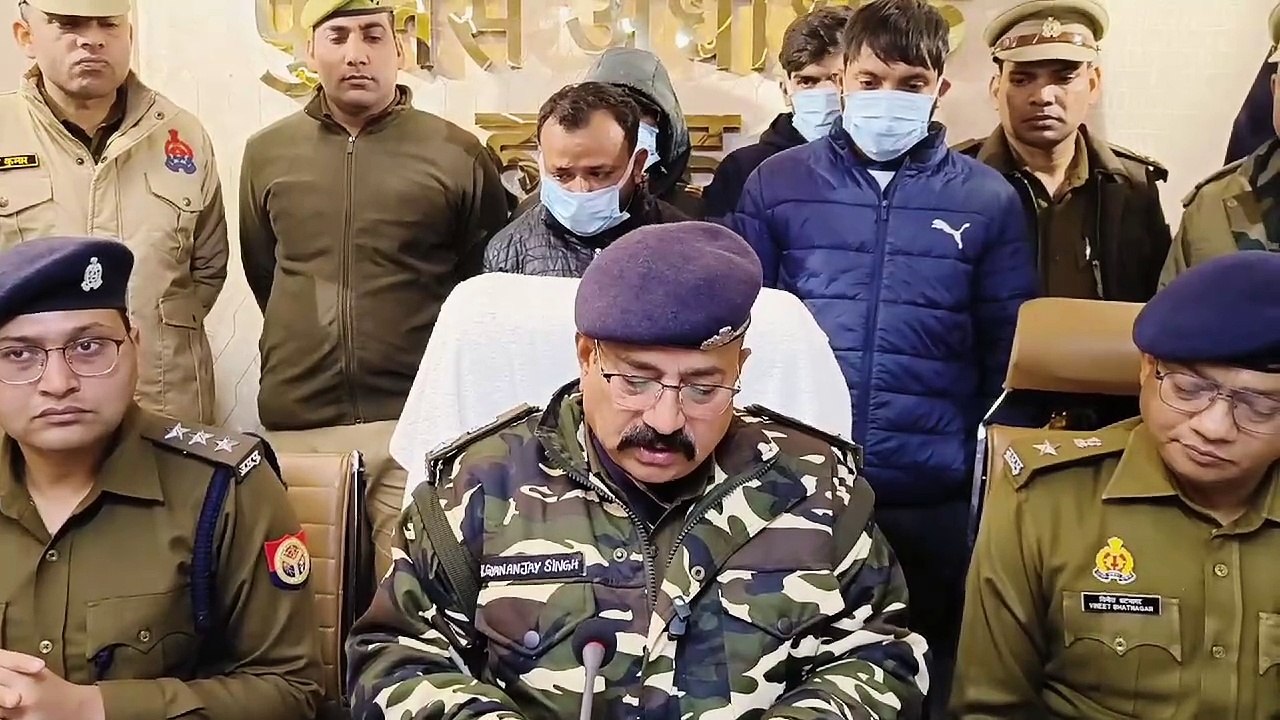 पुलिस ने एटीएम पर कार्ड बदलकर ठगी करने वाले गैंग का खुलासा करते हुए चार ठगों को किया गिरफ्तार, नकदी, एटीएम और कार बरामद
