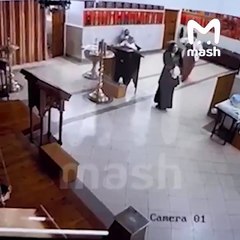 VIDEO: ¡Rateros pero creyentes! Antes de robar la reliquia de una iglesia ladrones se ‘persignaron’