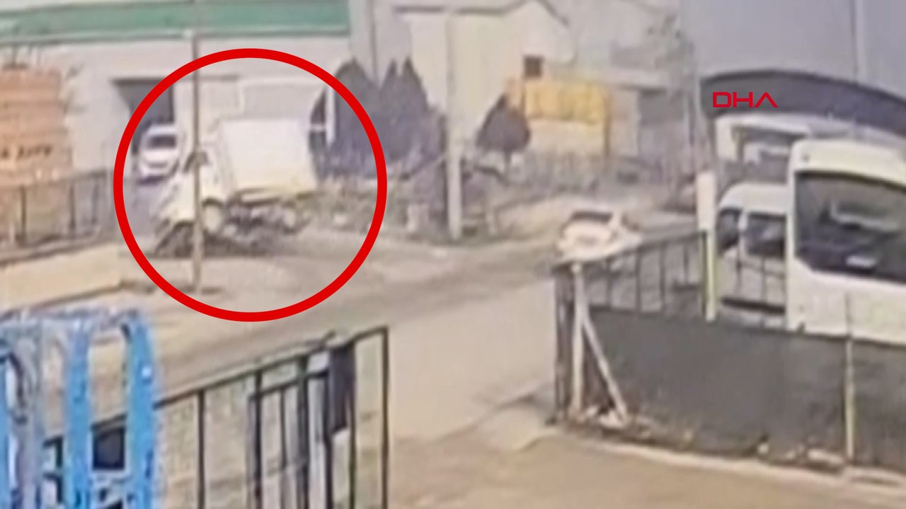 Otomobilin çarpmasıyla kamyon devrildi! Akıl almaz kaza kamerada