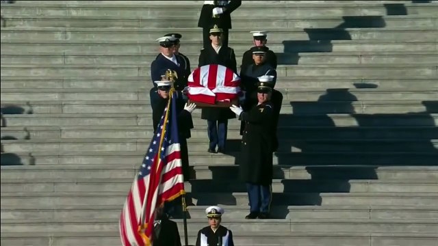 El féretro de Carter es trasladado a la Catedral de Washington para el inicio del funeral de Estado