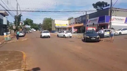 Acidente entre dois carros é registrado na Rua São Paulo