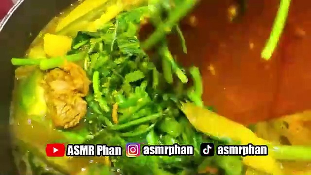 Eating Cambodian Sour Stew Samlor Machu Kreung & Rice (ASMR)