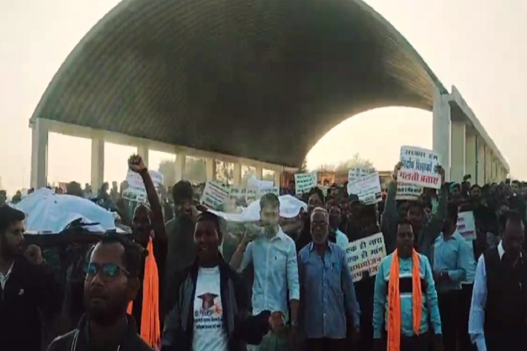 शिक्षकों ने निकाली एनसीटीई की शव यात्रा