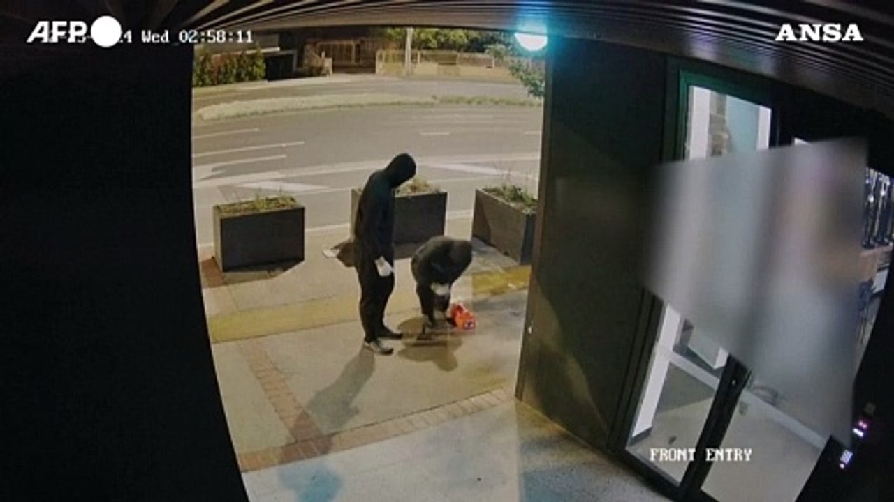 L'attacco e i pantaloni in fiamme, piromane "maldestro" in azione in Australia