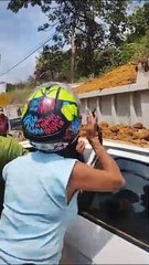 Caminhão perde o freio e só para após bater em barranco, na Leste-Oeste