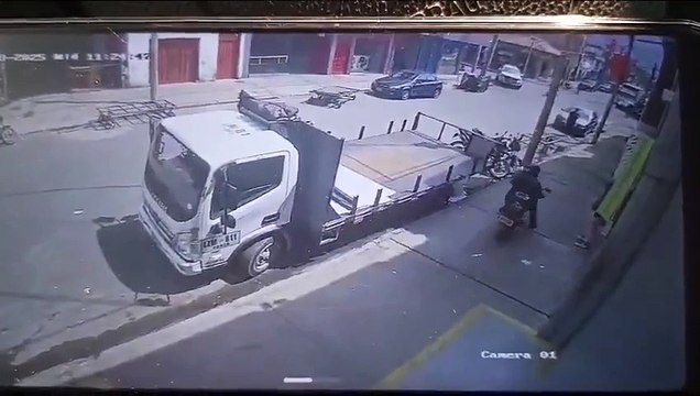 VIDEO: Conductor atropelló a dos ‘motoladrones’ que escapaban luego de un robo
