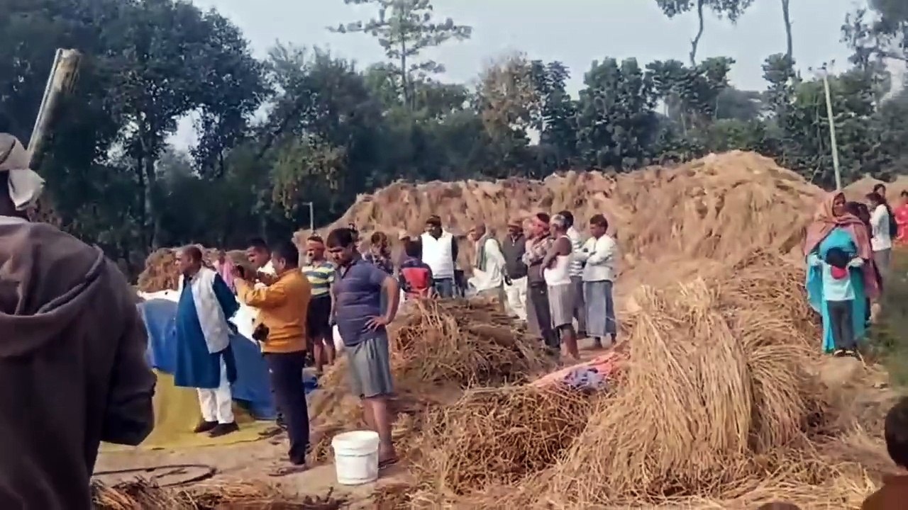 आग में किसानों की मेहनत हुई खाक, खलिहान में रखें तीन किसानों का 20 बीघा की धान की फसल जलकर राख, दाने दाने को मोहताज हुए किसान