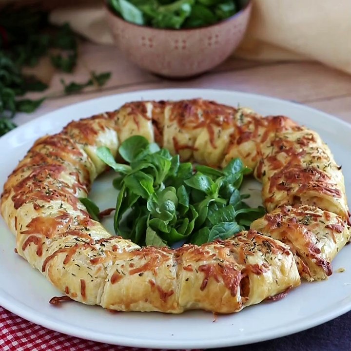 Blätterteigkranz mit lachs und senf