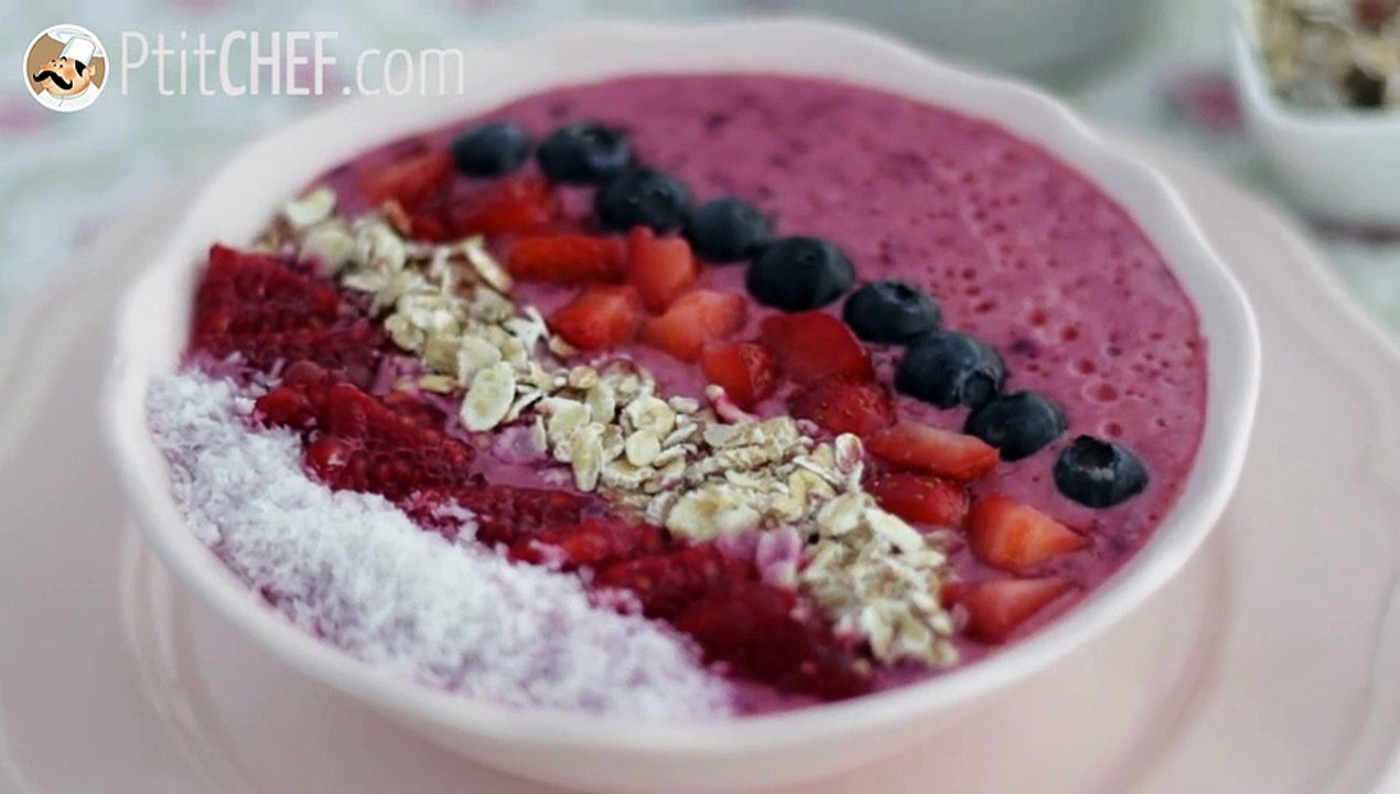 Smoothie bowl mit roten früchten