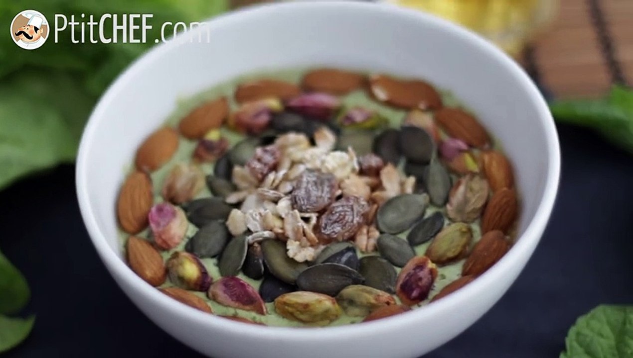 Smoothie-bowl kiwi minze spinatsprossen