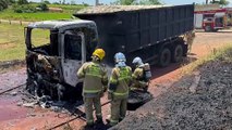 Caminhão carregado com fécula pega fogo na curva de acesso à Estrada 215, em Umuarama - 3