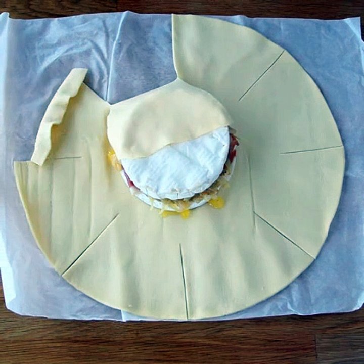 Camembert-blätterteig mit schinken und zwiebeln