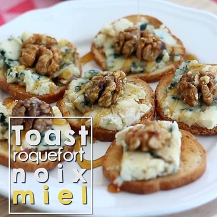 Toast mit roquefort, walnüssen und honig