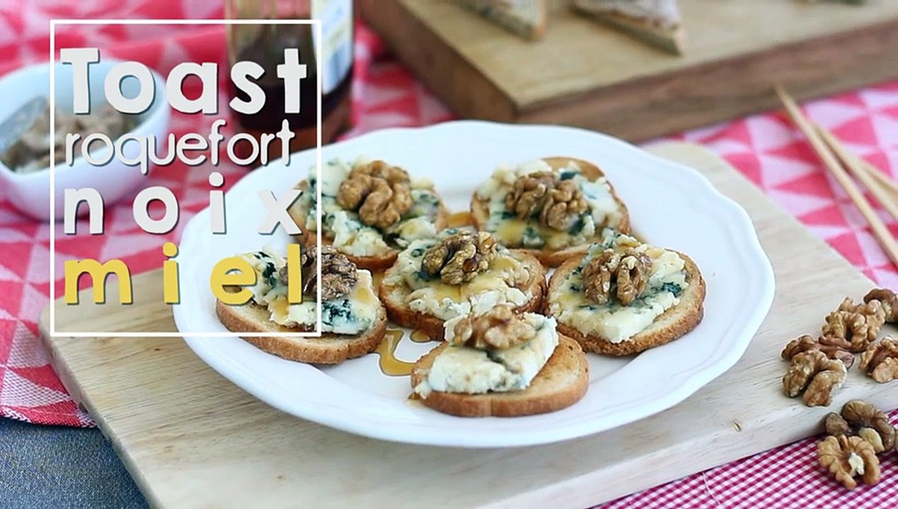 Toast mit roquefort, walnüssen und honig