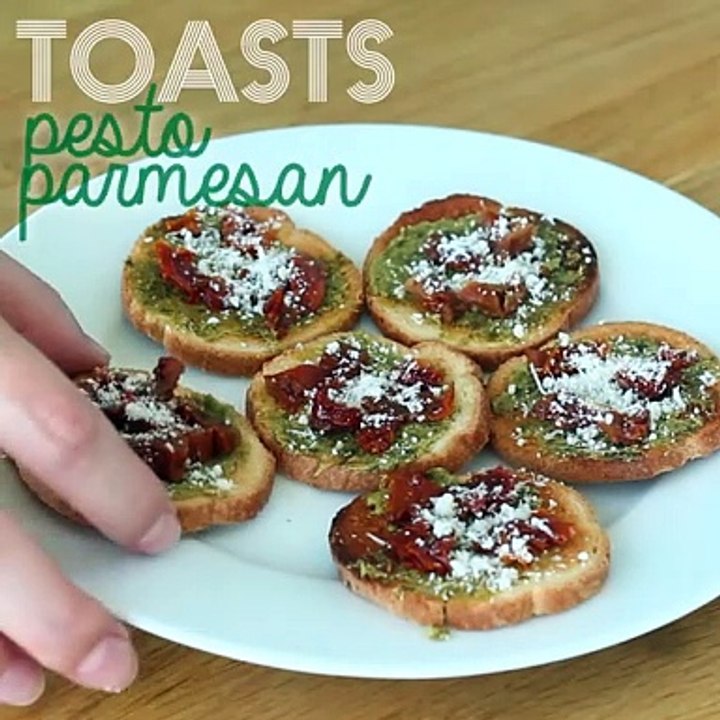Toast mit pesto, parmesan und getrockneten tomaten