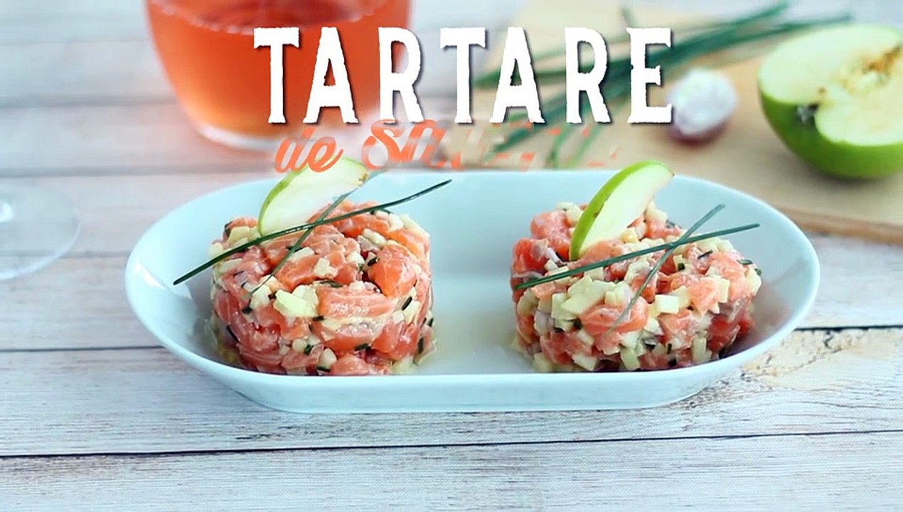 Gut gekühltes tartar mit lachs und grünem apfel