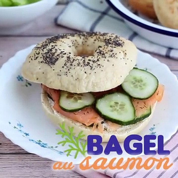 Bagel mit lachs, gurke und frischkäse