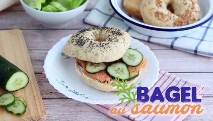 Bagel mit lachs, gurke und frischkäse