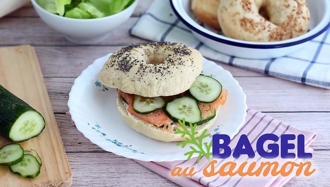 Bagel mit lachs, gurke und frischkäse